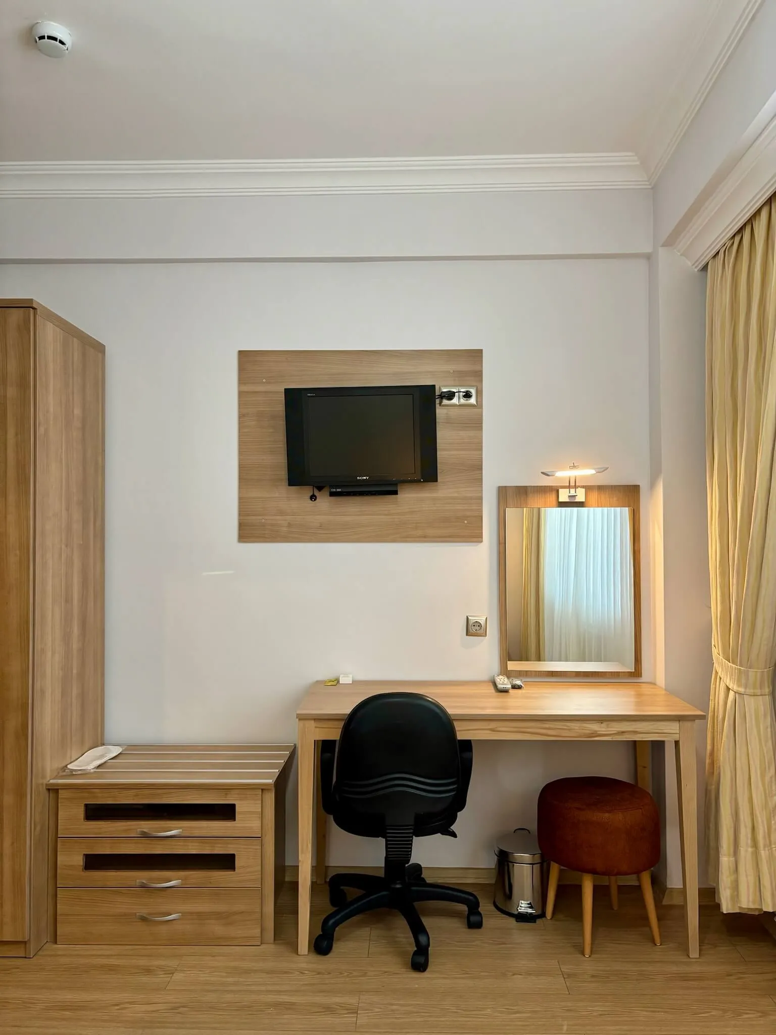 Oda 2 - Dolap ve Çalışma Masası