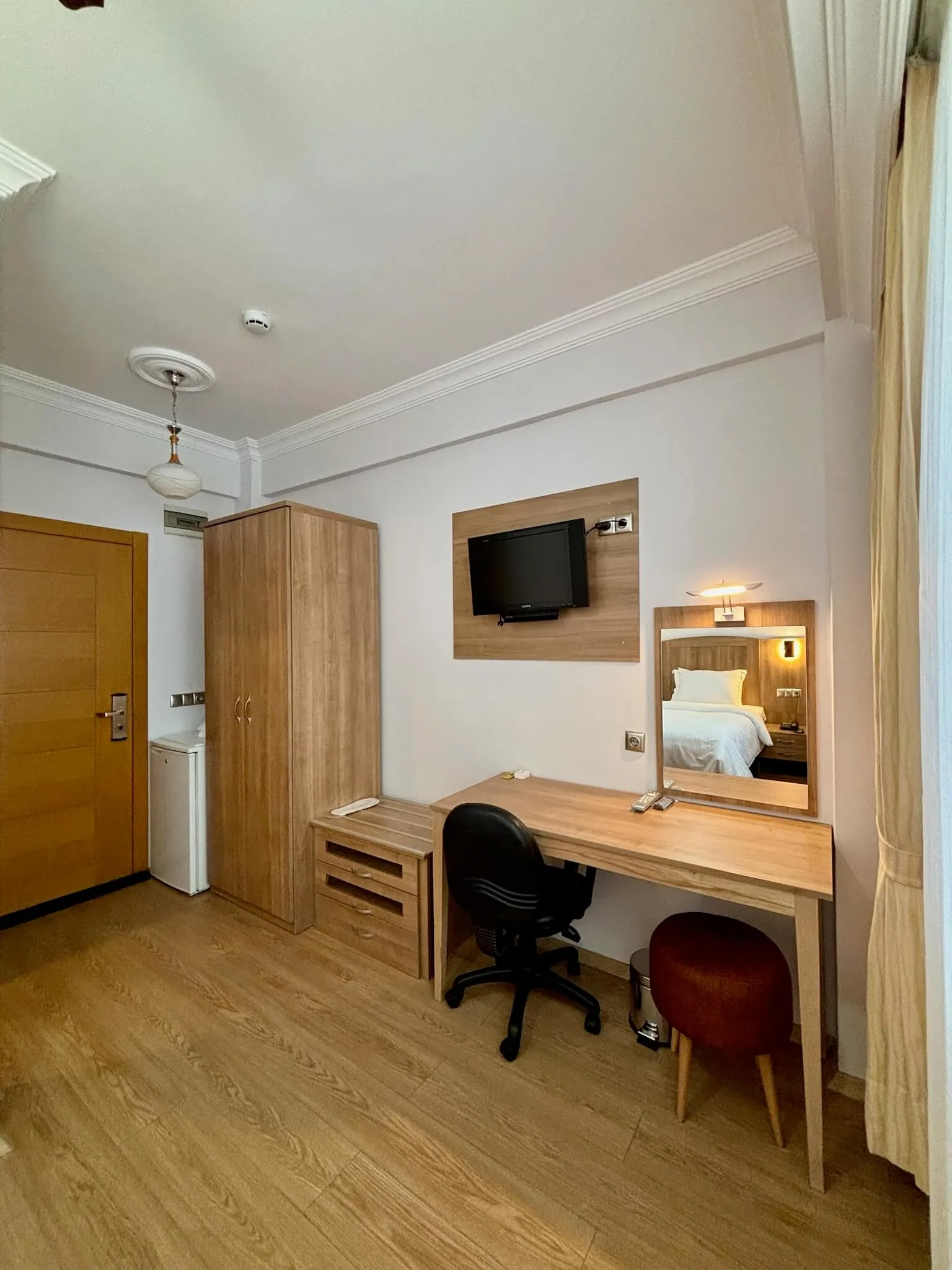 Oda 2 - Dolap ve Çalışma Masa