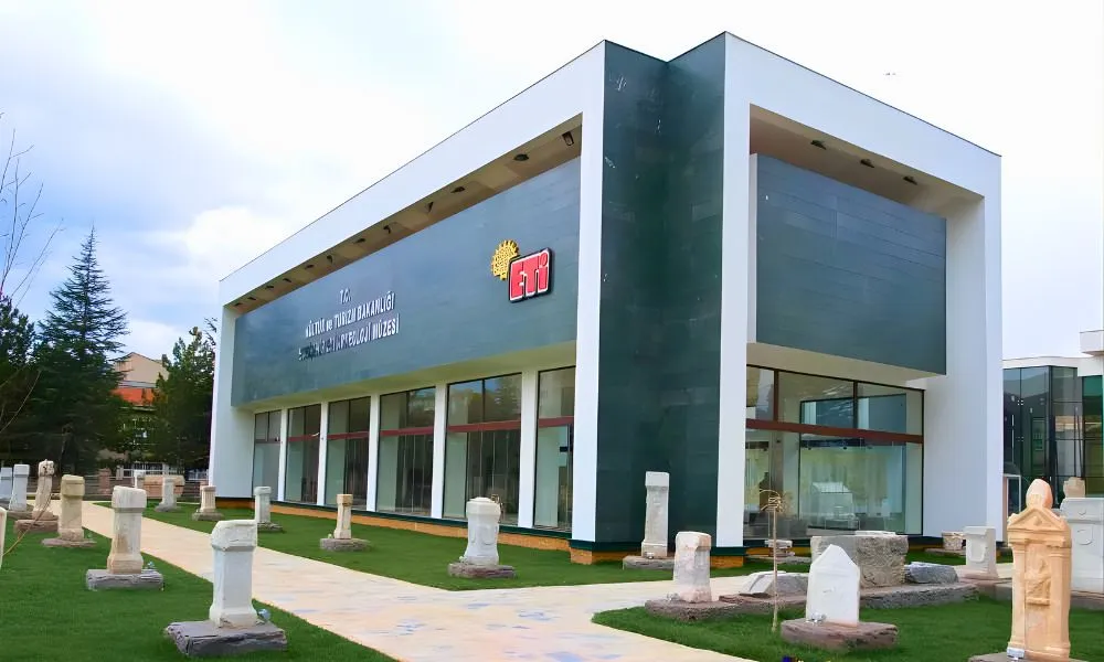 Eskişehir Eti Arkeoloji Müzesi dış cephesi – Modern müze binası ve bahçesindeki antik taş eserler