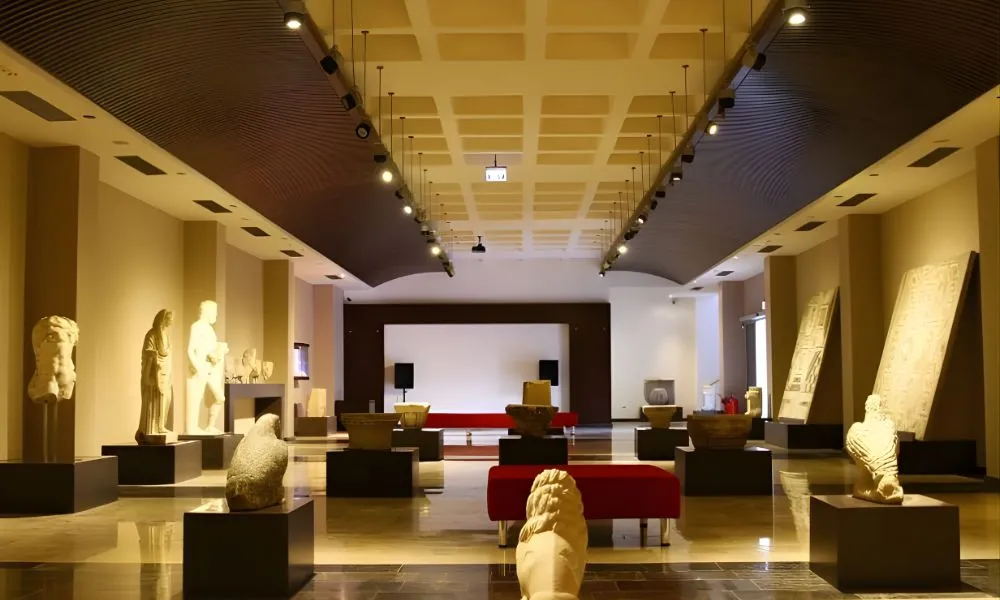Eskişehir Eti Arkeoloji Müzesi iç salonu – Antik heykeller ve taş eserlerin sergilendiği müze alanı
