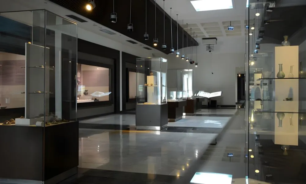 Eskişehir Eti Arkeoloji Müzesi sergi salonu – Cam vitrinlerde sergilenen antik cam ve seramik eserler