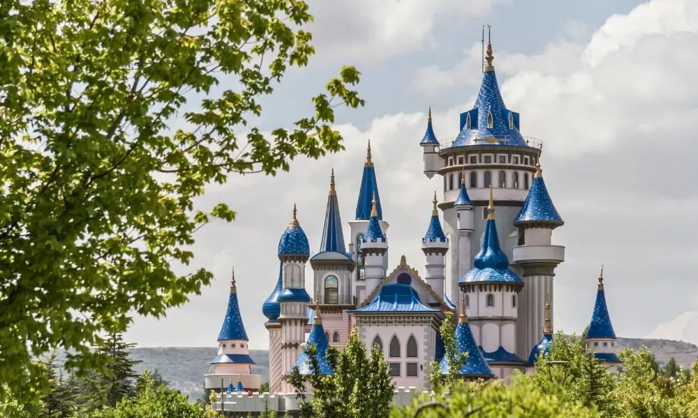 Eskişehir Sazova Parkı Masal Şatosu – Mavi kuleleriyle ünlü masalsı yapı ve doğa manzarası Eskişehir Sazova Parkı Masal Şatosu – Mavi kuleleriyle ünlü masalsı yapı ve doğa manzarası