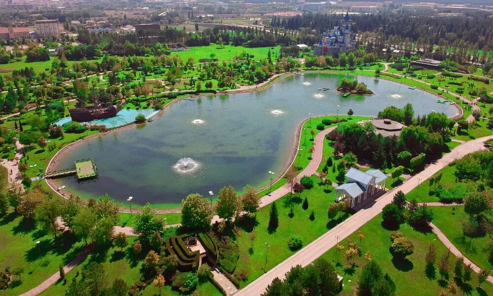 Sazova Bilim Kültür ve Sanat Parkı havadan görünümü – Eskişehir’de göl, Masal Şatosu ve Korsan Gemisi ile panoramik park manzarası Sazova Bilim Kültür ve Sanat Parkı havadan görünümü – Eskişehir’de göl, Masal Şatosu ve Korsan Gemisi ile panoramik park manzarası