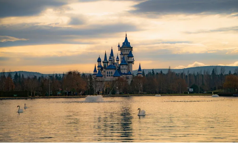 Sazova Parkı Masal Şatosu ve göldeki kuğular – Eskişehir’de gün batımında masalsı şato manzarası Sazova Parkı Masal Şatosu ve göldeki kuğular – Eskişehir’de gün batımında masalsı şato manzarası