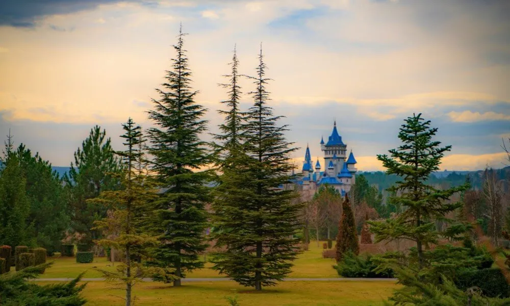 Sazova Parkı Masal Şatosu’nun uzaktan görünümü – Eskişehir’de doğa içinde masalsı şato manzarası Sazova Parkı Masal Şatosu’nun uzaktan görünümü – Eskişehir’de doğa içinde masalsı şato manzarası