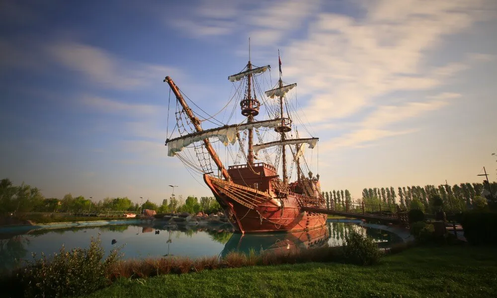 Sazova Parkı’ndaki Korsan Gemisi – Eskişehir Bilim Kültür ve Sanat Parkı’nda göl üzerindeki tarihi gemi maketi Sazova Parkı’ndaki Korsan Gemisi – Eskişehir Bilim Kültür ve Sanat Parkı’nda göl üzerindeki tarihi gemi maketi
